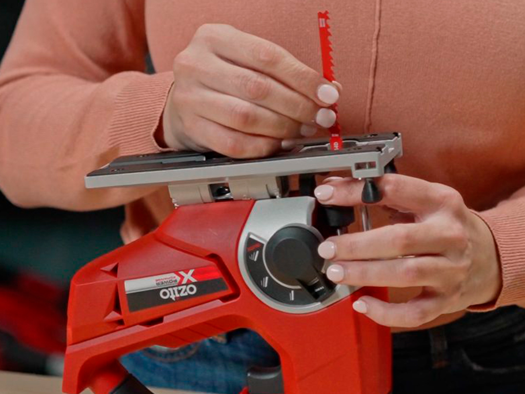 Changing the saw of a jigsaw