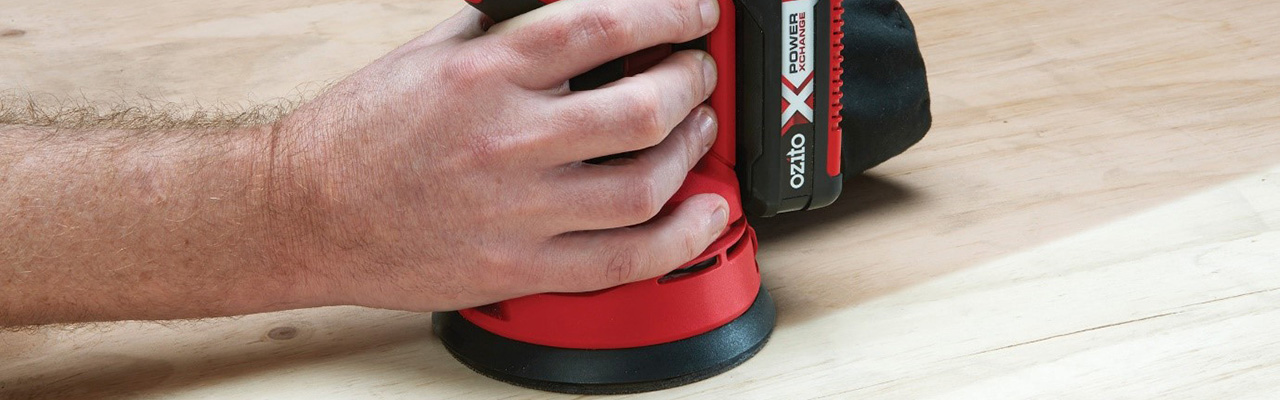 Sanding a plate with a sander